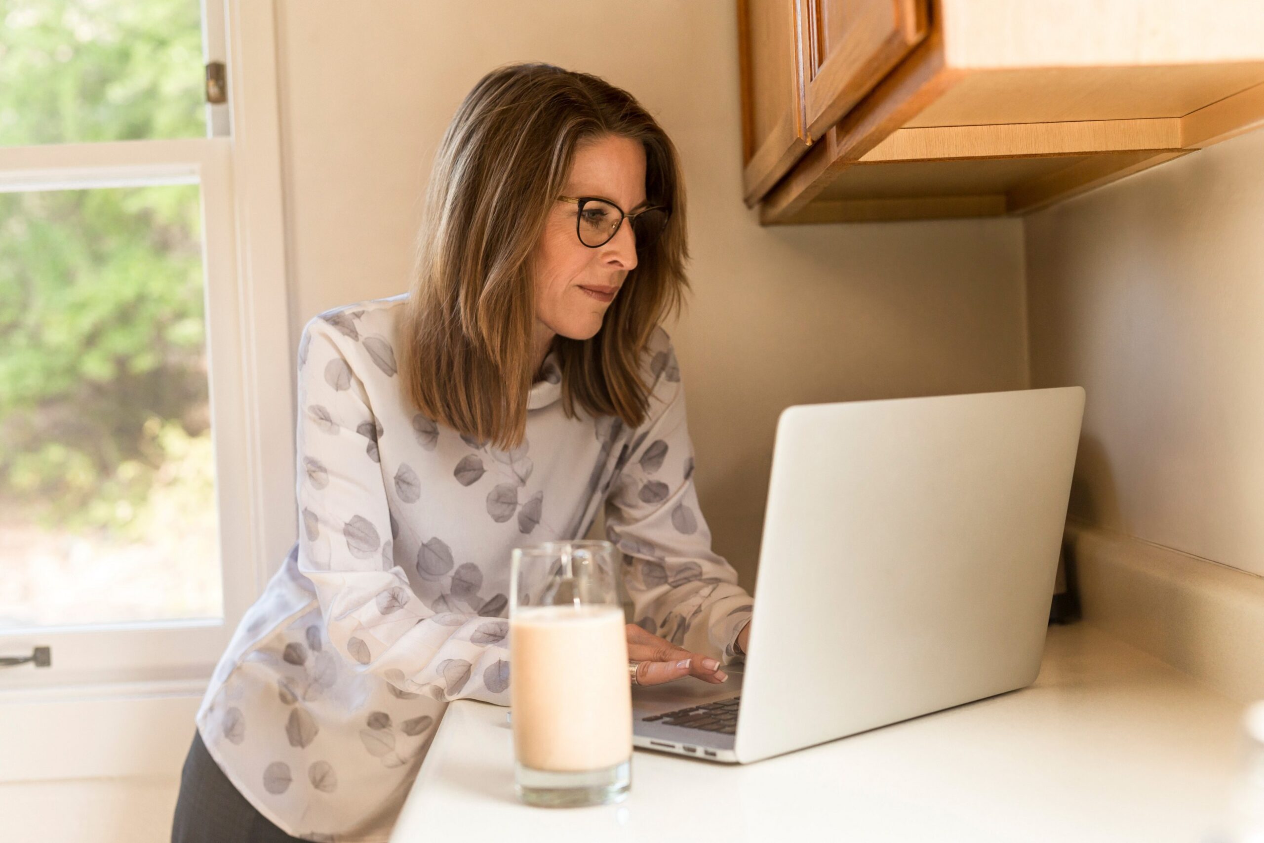 Brain Jogging woman on laptop